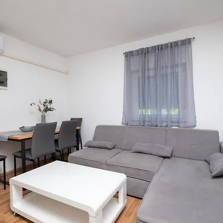 2 Bedroom Cozy In * Póla