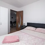 2 Bedroom Cozy In Будинок відпочинку