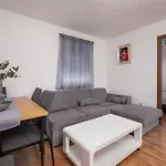 2 Bedroom Cozy In Пула