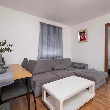 2 Bedroom Cozy In プーラ