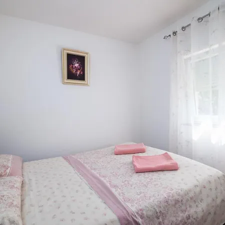 2 Bedroom Cozy In Prázdninový dům