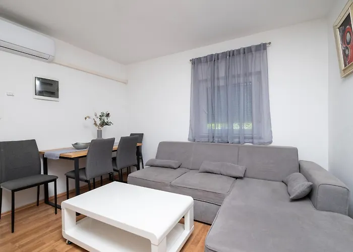 2 Bedroom Cozy In * Пула