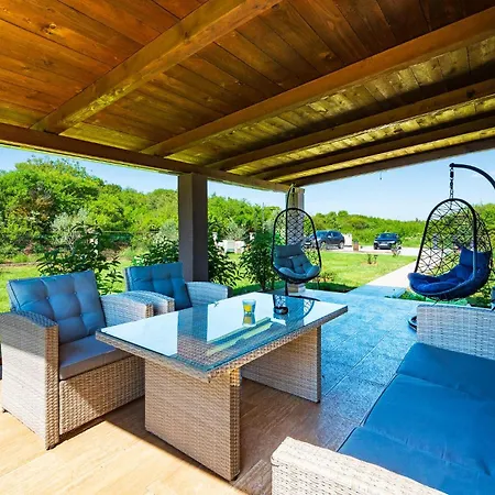 Ferienhaus 2 Bedroom Cozy In Pula